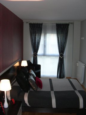 Cortinas para salón con paredes blancas y muebles ceniza | Decorar tu