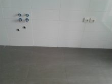 Colores que pegan de muebles y encimera en la cocina con suelo gris y