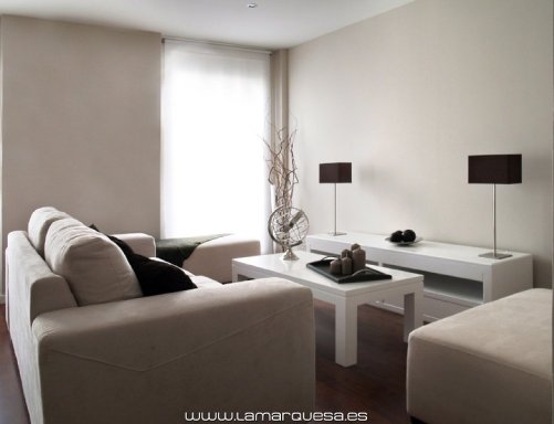 Muebles blancos modernos y pared marron | Decorar tu casa es facilisimo.com