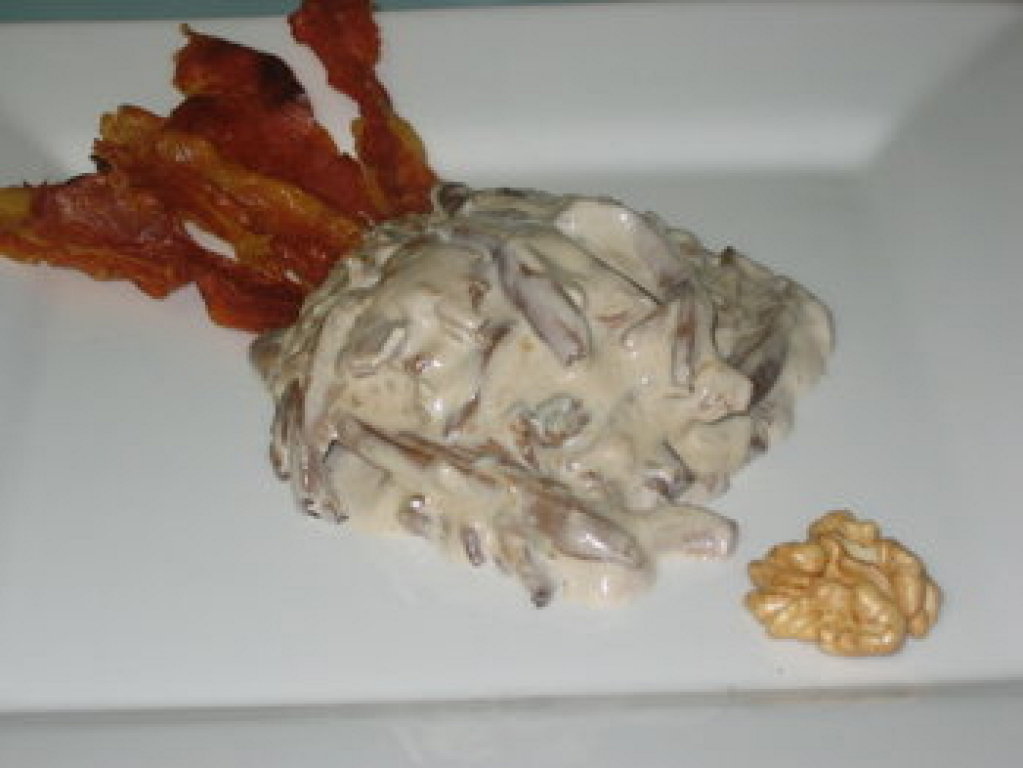 SETAS CON QUESO ROQUEFORT, NUECES Y CRUJIENTE DE JAMÓN