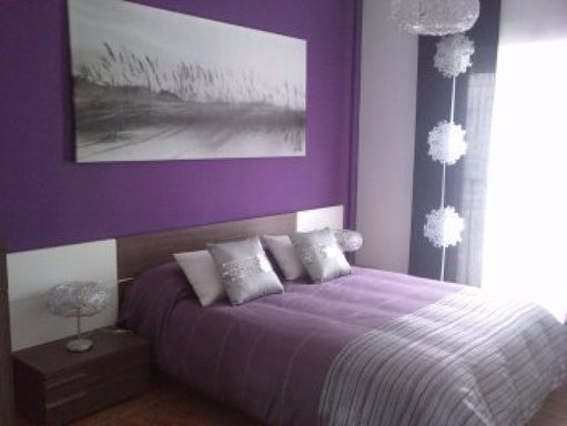 Cómo decorar la habitación pintada de morado y gris perla suave