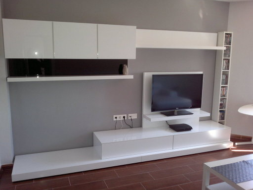 Ayuda urgente, muebles de salón blancos | Decorar tu casa es facilisimo.com