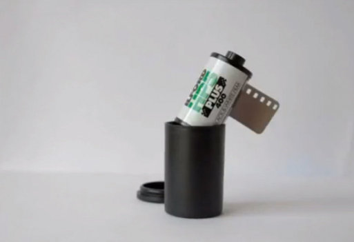  Simpático video stop-motion de un carrete fotográfico instalándose solo en una cámara