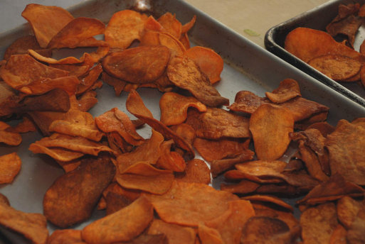 Ahorro en la cocina: chips caseros de boniato | Cocinar en casa es