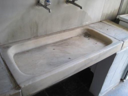 En venta pica de mármol antigua; en muy buen estado.