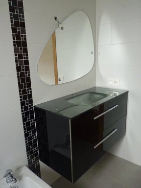 ¿Muebles blanco o negro en un baño naranja? | Decorar tu casa es