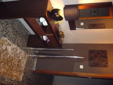 Muebles blancos modernos y pared marron | Decorar tu casa es facilisimo.com