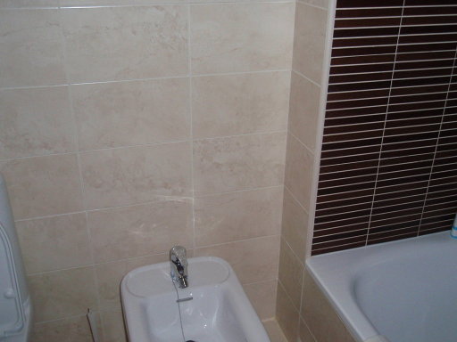 muebles de baño para azulejos blancos con decoración wengué | Decorar