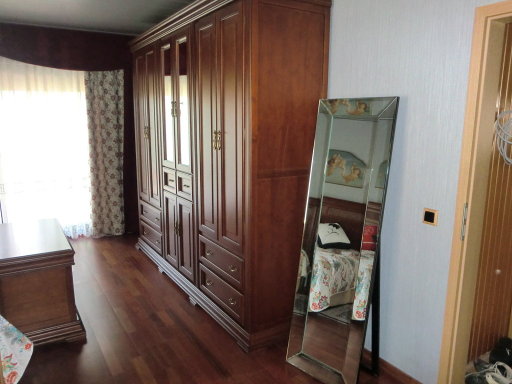 Un espejo apoyado en el suelo ¿sí o no? | Decorar tu casa es facilisimo.com