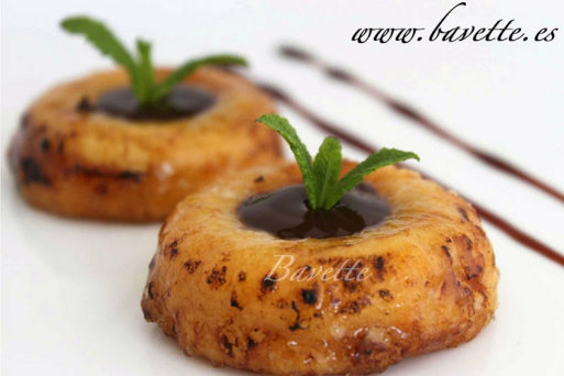  Savarín de leche frita con corazón de chocolate negro.