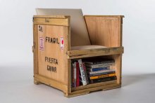 Un sillón fabricado con una caja de madera
