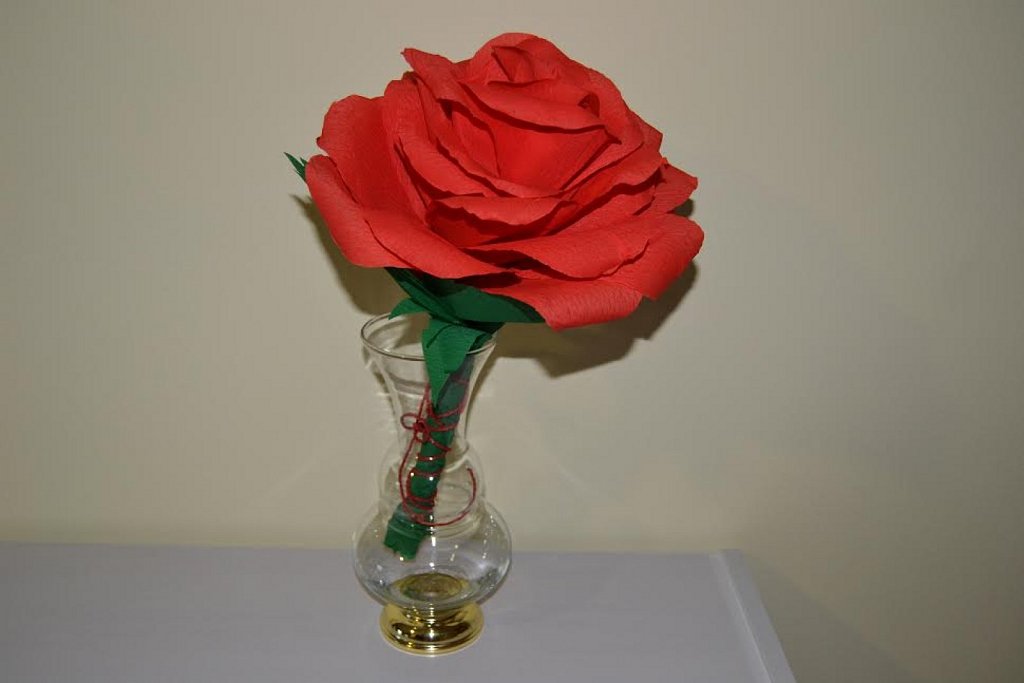 Cómo hacer una rosa gigante de papel | Manualidades
