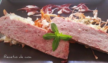  Pastel de carne en microondas con crujiente de boniato, patata y chirivia.