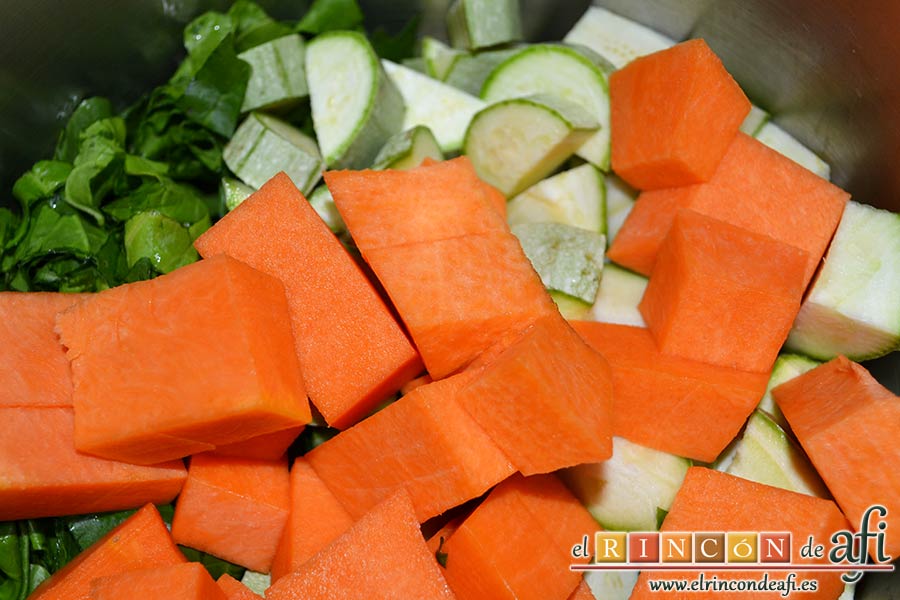 Crema de verduras con curry, añadir la calabaza pelada y troceada