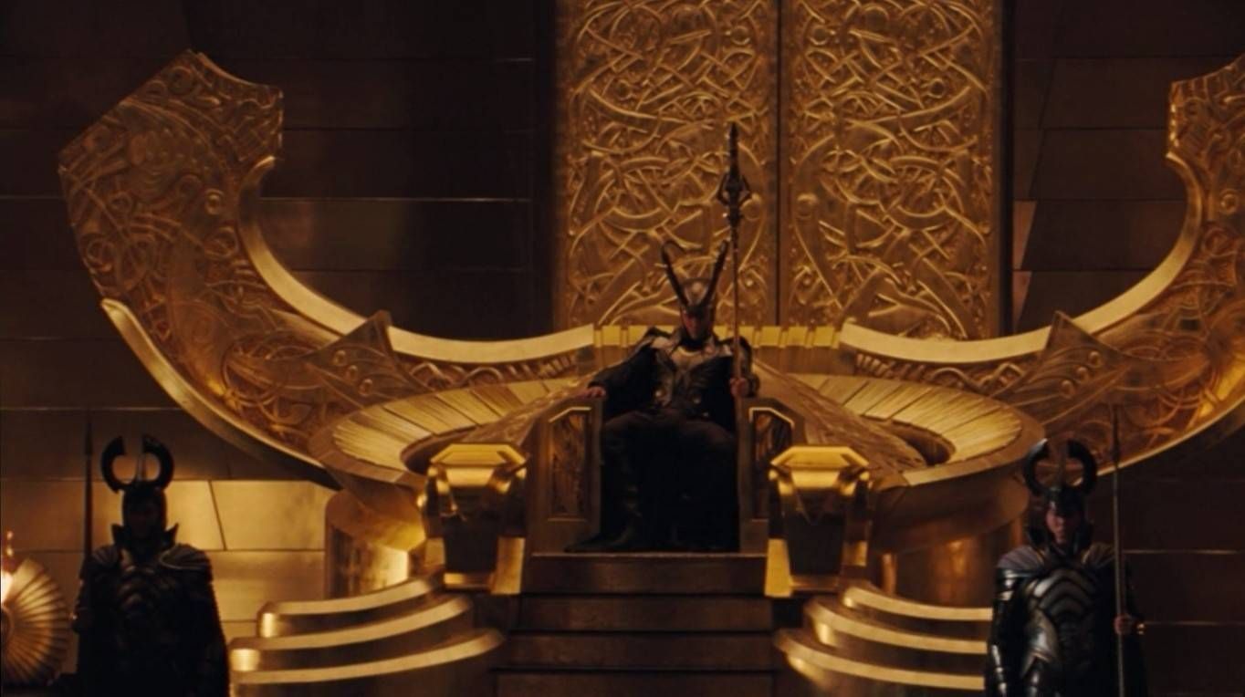 Fotograma de Thor: El mundo oscuro. Loki sentado en el trono de Odín, en Valaskjalf.