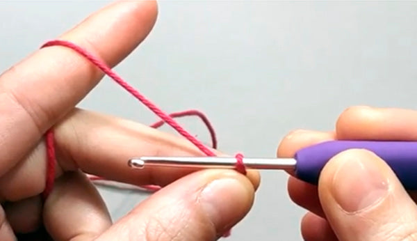 aprender crochet online posicion inicial para sujetar la aguja y el hilo