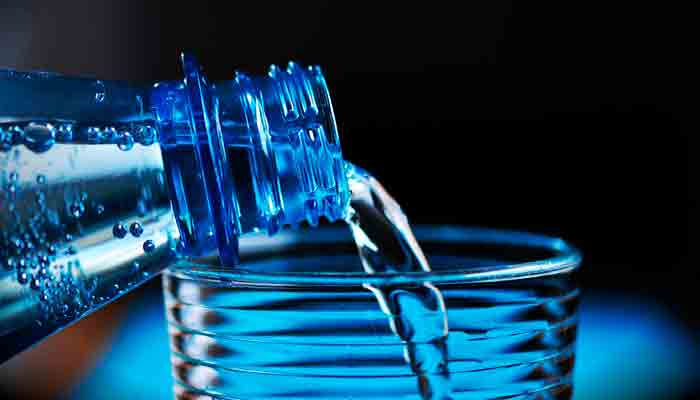 DOLOR-DE-GARGANTA,-HIDRATARSE,-BEBER-LIQUIDO,-BEBER-AGUA