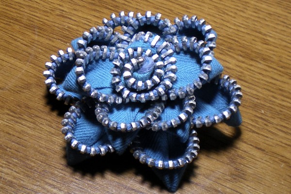 azul y plata con cremallera de flores