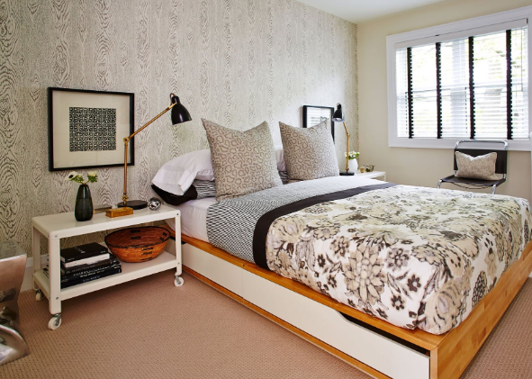 Este dormitorio de Sarah Richardson , más moderno agrega el color muy oscuro, sólo en la ropa de cama y en detalles de los blinds y el mobiliario.