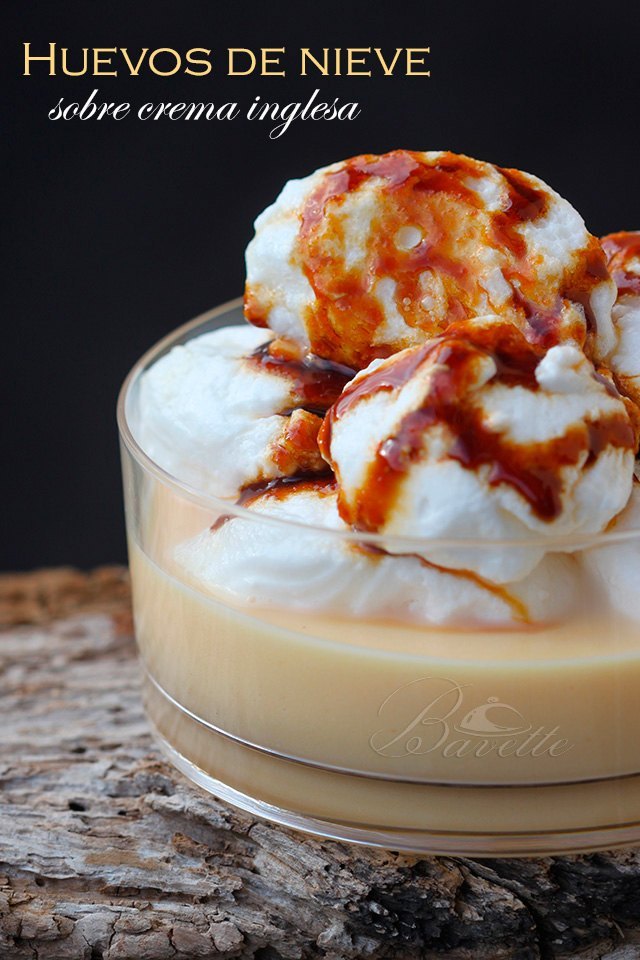 Huevos de nieve sobre crema inglesa