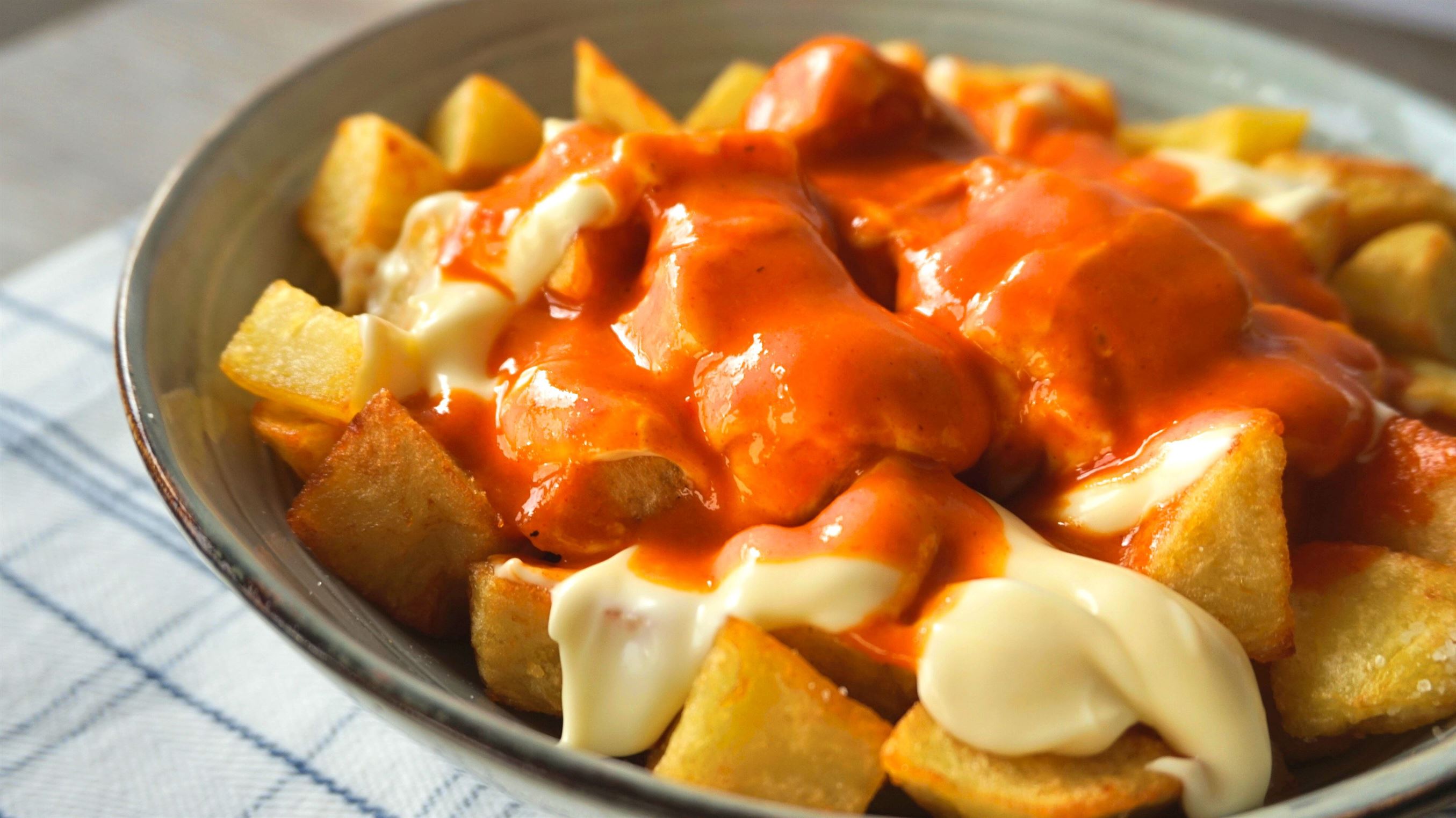 Patatas bravas. Tan importante es la salsa como el TRUCO de las patatas.