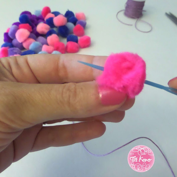 manualidades con niños y pompones