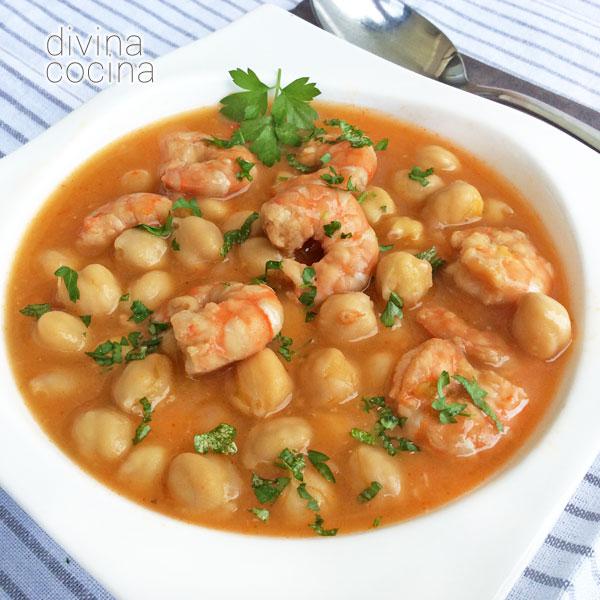 garbanzos-con-langostinos-en-un-plato