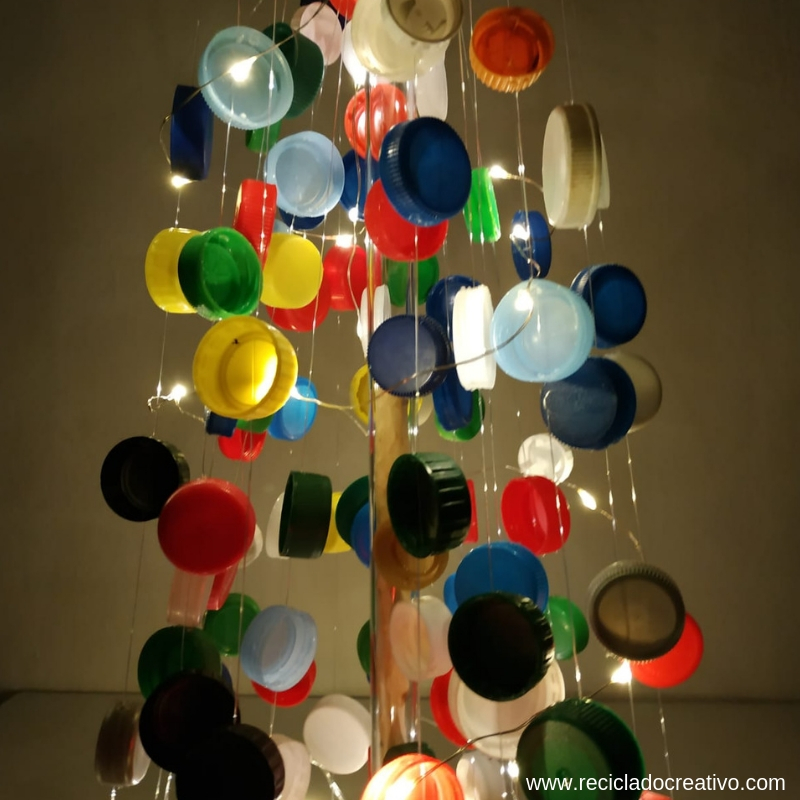 Árbol de Navidad con tapones de plástico