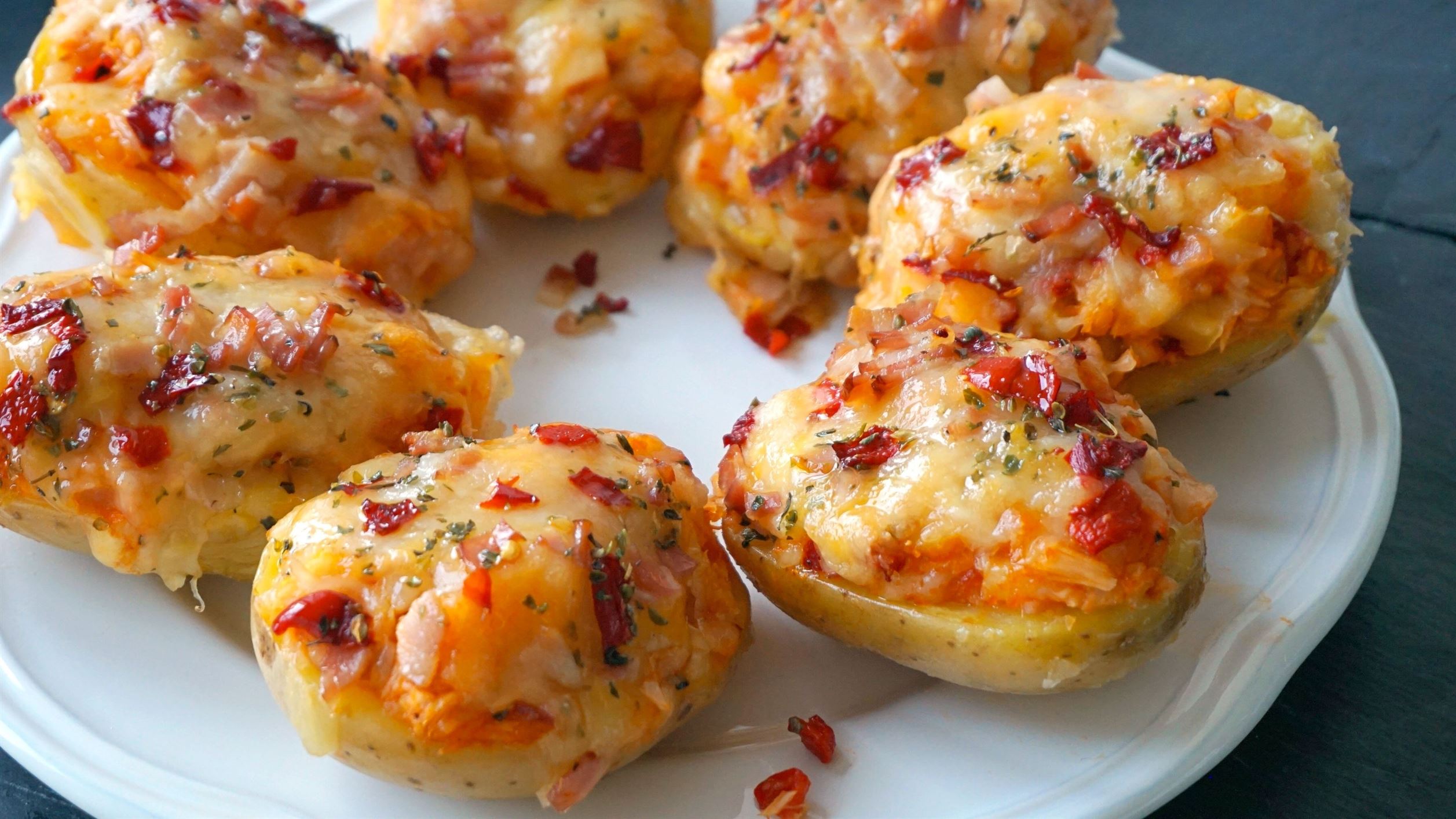 Patatas rellenas de atún, beicon y queso. Receta paso a paso.