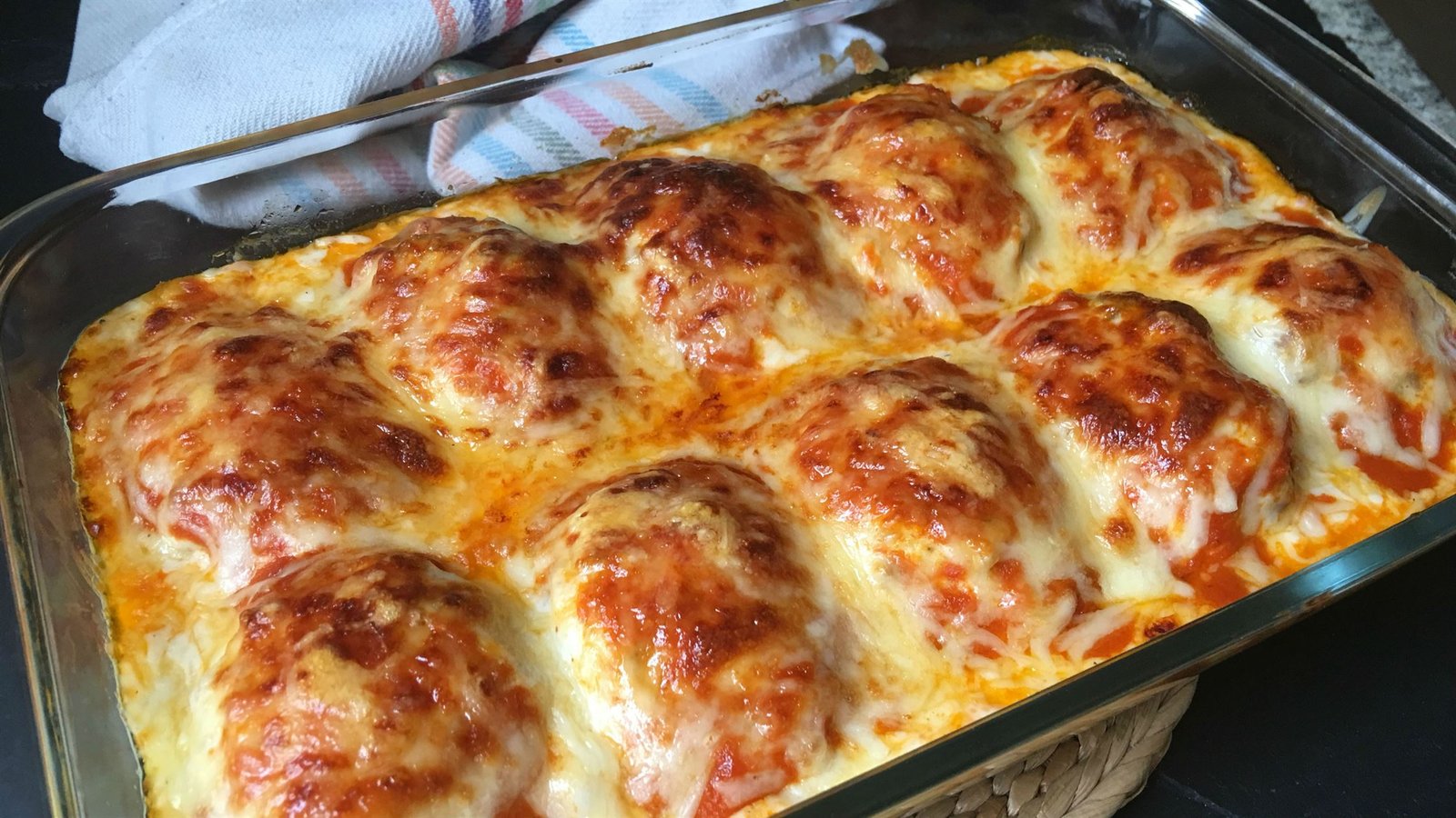 Huevos rellenos de carne gratinados