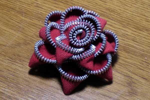 rojo y plata con cremallera de flores