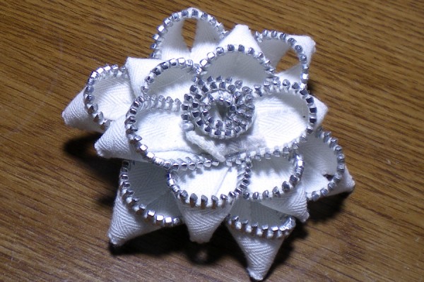 blanco y plata con cremallera de flores