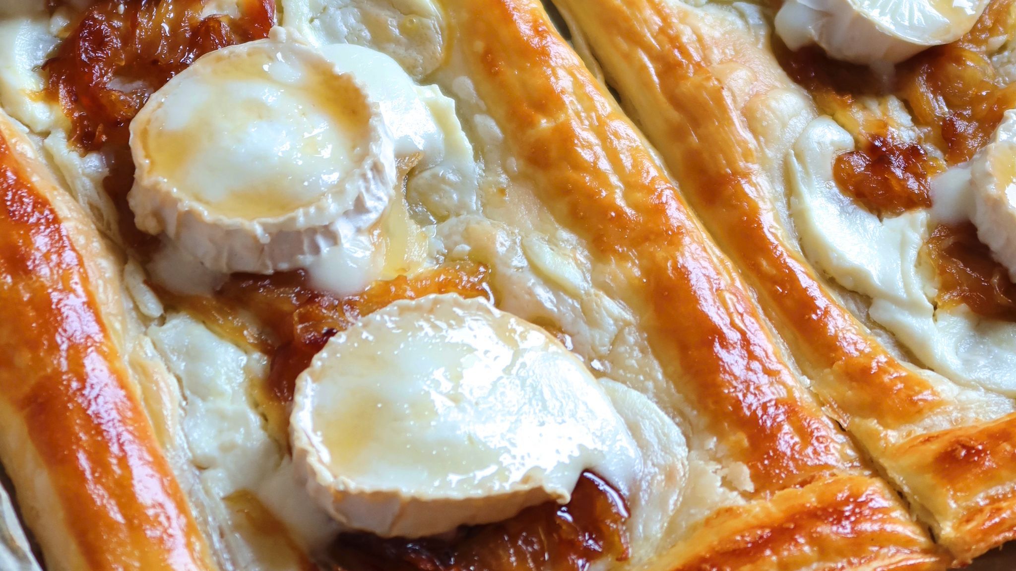 Hojaldre de queso de cabra con cebolla caramelizada