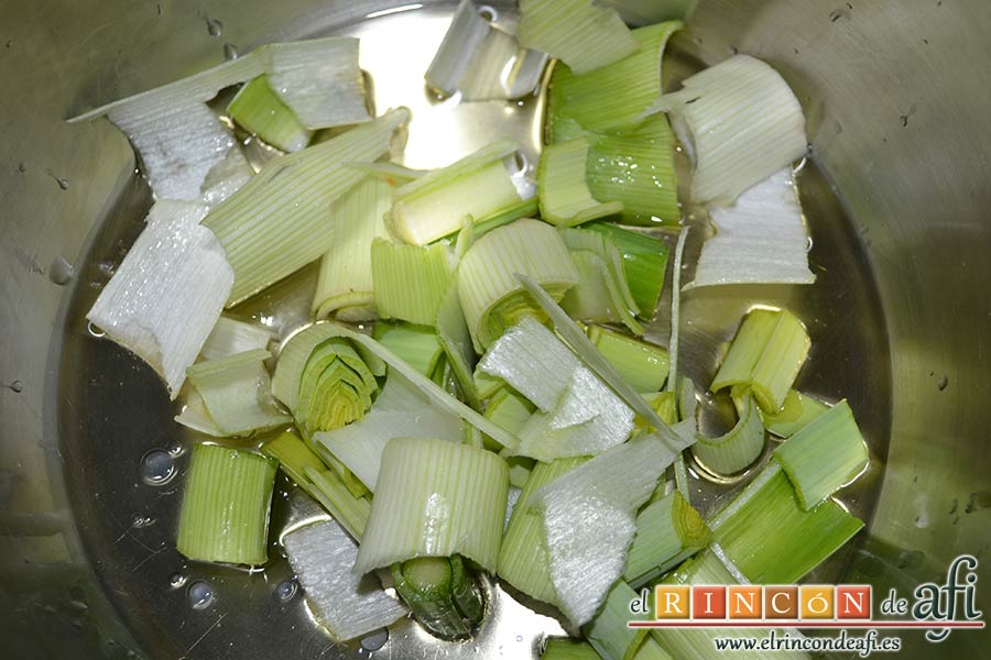 Crema de verduras con curry, trocear el puerro y ponerlo en una olla exprés con un chorro de aceite de oliva