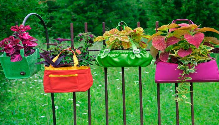 macetas,-reciclaje,-plantas,-bolsos-colgados-en-verja