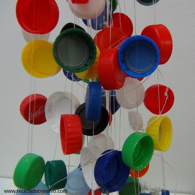 Árbol de Navidad con tapones de plástico