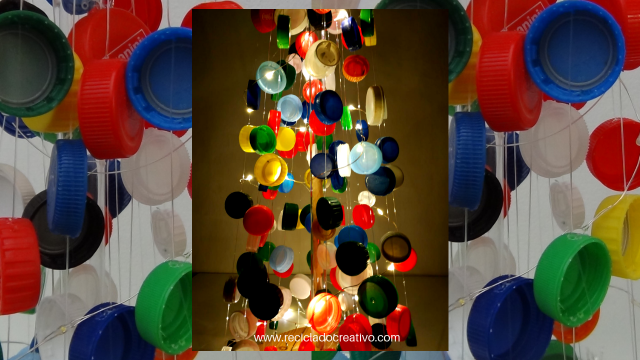 Árbol de Navidad con tapones de plástico
