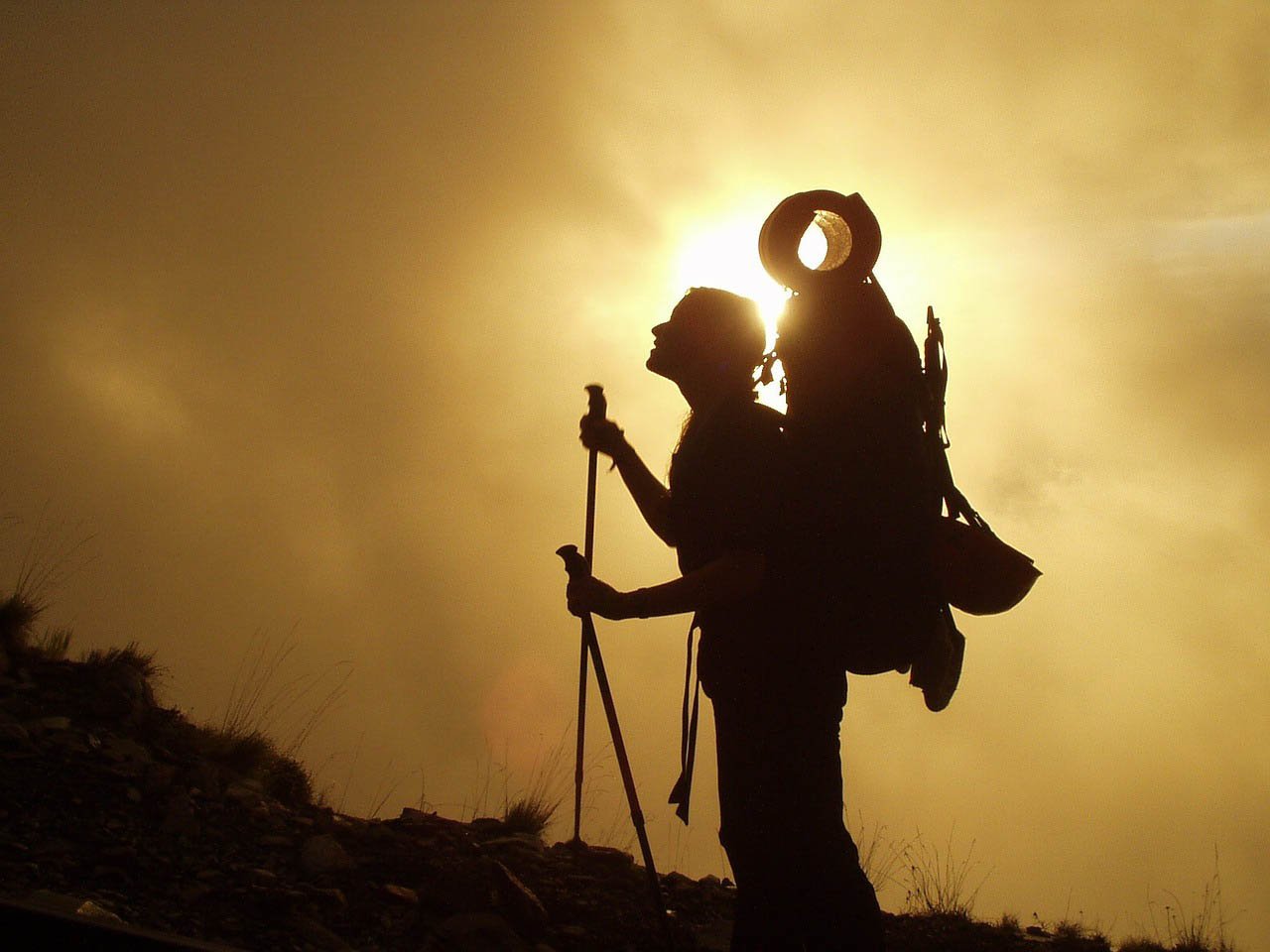 trekking-mochila-bastones
