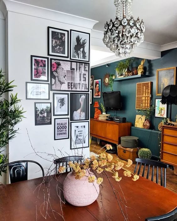 Decorar las paredes con composiciones de cuadros